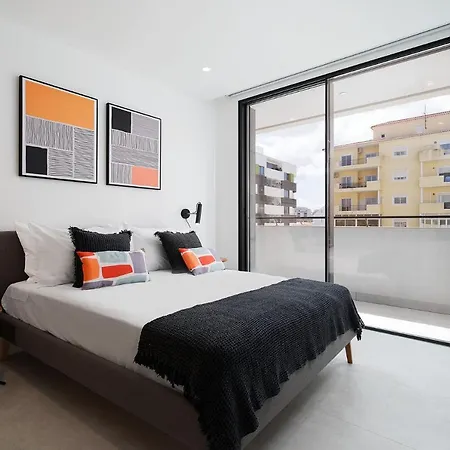 Brand New Luxury Modern 3 Bed 3 Bath Apartment With Pool & Gym דירה *