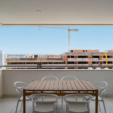 Brand New Luxury Modern 3 Bed 3 Bath Apartment With Pool & Gym *