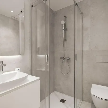 Brand New Luxury Modern 3 Bed 3 Bath Apartment With Pool & Gym דירה