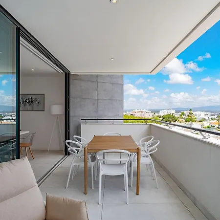 Brand New Luxury Modern 3 Bed 3 Bath Apartment With Pool & Gym דירה *