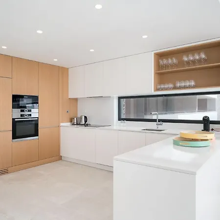 Brand New Luxury Modern 3 Bed 3 Bath Apartment With Pool & Gym شقة *
